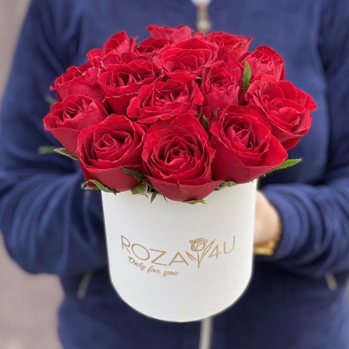 15 красных роз в коробке